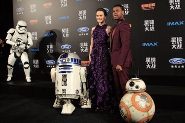 Daisy Ridley et John Boyega à Shanghai le 27 décembre 2015