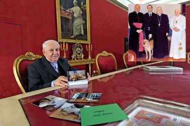 À la tête de la prestigieuse administration du patrimoine du Siège apostolique (Apsa), le cardinal Calcagno conserve les photos de sa chienne dans une enveloppe baptisée « règne de miss Diana ». En médaillon : Diana était de tous les rendez-vous, y compris pontificaux, comme ici, avec le pape émérite Benoît XVI.