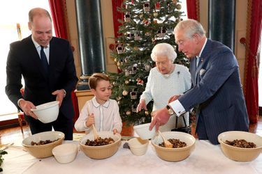 La reine Elizabeth II entourée des princes Charles, William et George, à Buckingham Palace.