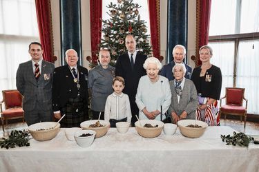La reine Elizabeth II entourée des princes Charles, William et George, à Buckingham Palace. Ils ont reçu cinq vétérans : Liam Young, Colin Hughes, Alex Cavaliere, Barbra Hurman et Lisa Evans.