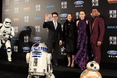 J.J. Abrams, Kathleen Kennedy, Daisy Ridley et John Boyega à Shanghai le 27 décembre 2015