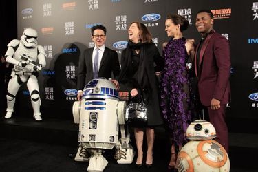 J.J. Abrams, Kathleen Kennedy, Daisy Ridley et John Boyega à Shanghai le 27 décembre 2015