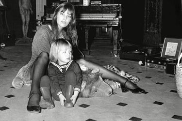 Jane Birkin et Kate Barry au début des années 70 dans l&#039;appartement de Serge Gainsbourg, 