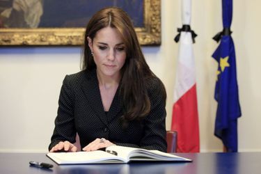 La duchesse de Cambridge, née Kate Middleton, à l’Ambassade de France à Londres, pour l’hommage aux victimes des attentats de Paris, le 17 no...