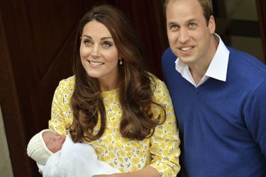 La duchesse de Cambridge, née Kate Middleton, sortant de la maternité à la naissance de sa fille, le 2 mai 2015