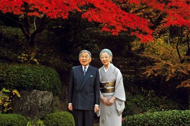 Dans la famille impériale du Japon, les anniversaires se succèdent au mois de décembre. Ce mercredi 23 décembre, c’était au tour de l’empereur Akihito de fêter ses 82 ans<br />
. L’occasion pour la famille impériale d’apparaître au balcon du Palais impérial et pour l’Agence de la maison impériale de révéler un nouveau portrait d’Akihito et de son épouse l’impératrice Michiko.Chaque dimanche, le Royal Blog de Paris Match vous propose de voir ou revoir les plus belles photographies de la semaine royale.