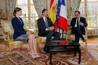 La reine Letizia d&#039;Espagne avec le roi Felipe VI et François Hollande à Paris, le 24 mars 2015