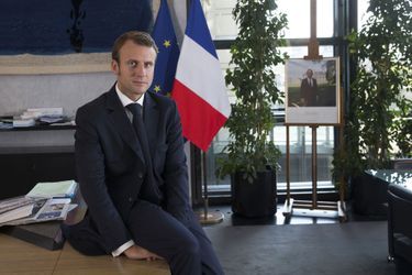 Emmanuel Macron dans son bureau de Bercy
