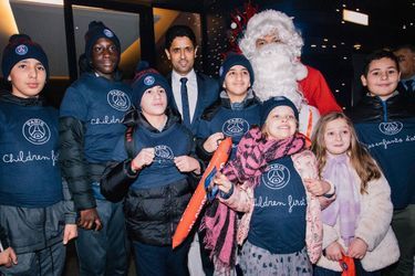 Le président et les joueurs du PSG célèbrent Noël avec les enfants de la Fondation PSG.