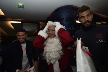 Les joueurs du PSG célèbrent Noël avec les enfants de la Fondation PSG.
