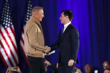 Kevin Costner a prononcé un discours durant le meeting de Pete Buttigieg dans l'Iowa, le 22 décembre 2019.