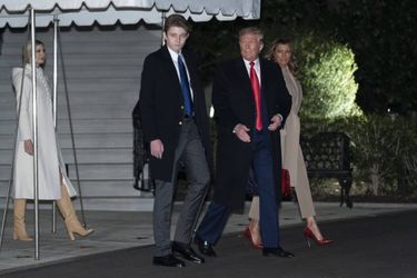 Ivanka, Donald, Melania et Barron Trump quittant la Maison-Blanche, le 20 décembre 2019.