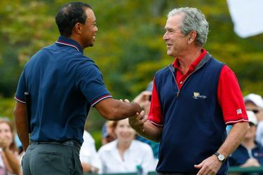 Tiger Woods salue George W. Bush, l'ancien président des Etats-Unis, lors du tournoi Presidents Cup 2013.