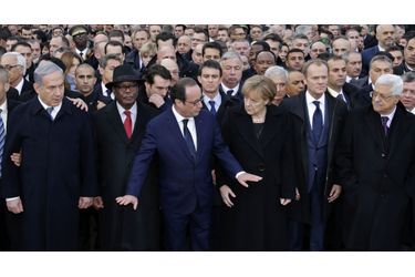 A la tête du cortège des chefs d&#039;Etats, François Hollande ouvre la grande marche républicaine. Plusieurs dizaines de représentants de pays étrangers ont tenu à manifester leur solidarité.