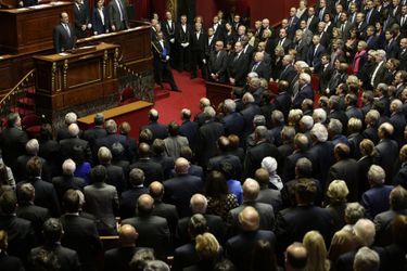 Députés et sénateurs entonnent «La Marseillaise», avec le président de la République, qui vient de s&#039;adresser devant le Parlement réuni en Congrès. 