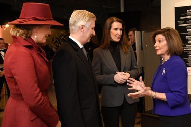 La reine Mathilde et le roi des Belges Philippe avec la Première ministre belge et  Nancy Pelosi à Bastogne, le 16 décembre 2019