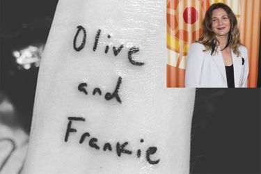 Drew Barrymore a le nom de ses deux filles Frankie (5 ans) et Olive (7 ans) gravés sur son poignet droit. 