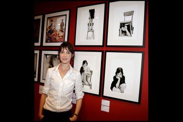 En septembre 2010, Charlotte Gainsbourg pose devant des clichés de Kate exposés au Musée Carnavalet