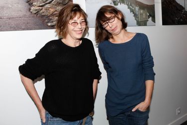 Entourée de sa mère pour son exposition à Dinard, en octobre 2012