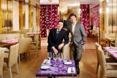 Thierry Wasser (à g.), nez de Guerlain depuis 2008, et Guy Martin dans le restaurant, Le 68.
