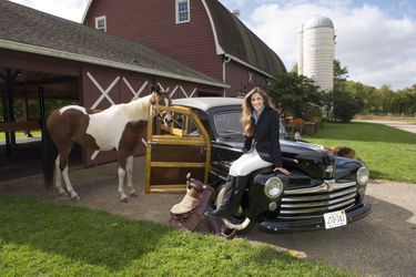 A Colts Neck, dans le New Jersey. Jessica, adossée à une Ford Woody de 1948, avec Delphine,  une jument quarter horse.  Le chanteur a voulu que ses enfants soient élevés dans ce rêve de ferme américaine. 