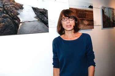Kate Barry devant ses clichés lors d'une autre exposition à Dinard, en octobre 2012.