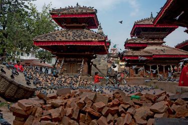 Devant le temple Jagannah de la place Durbar à Katmandou, les restes de la colonne et de la statue de la divinité Garuda.