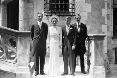 Le duc Edward de Windsor et Wallis Simpson avec leurs témoins lors de leur mariage au château de Candé, le 3 juin 1937
