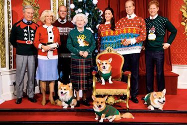 La famille royale britannique au musée de cire de Madame Tussauds pour le Christmas Jumper Day, le 16 décembre 2016. Une mise en scène « ridicool » destinée à lever des fonds pour l’association Save The Children. 