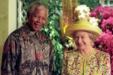 Nelson Mandela et la reine à Londres en 1996, juste avant le déjeuner organisé par le président sud-africain en l&#039;honneur de sa &quot;chère Elizabeth&quot;.  