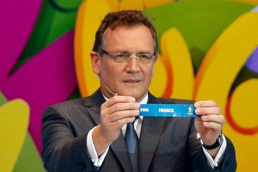 Le secrétaire général de la FIFA, Jerome Valcke, montrant le tirage "France"