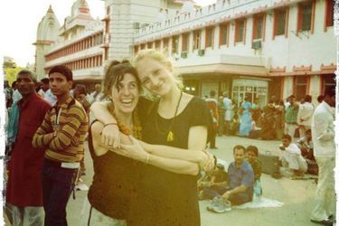 Léa et Jane devant la gare de Bombay, en Inde.
