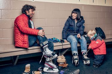 Premiers pas sur la glace à la patinoire de Bathurst. Si Natasha est experte, Grégory préfère la glisse sur l’océan.