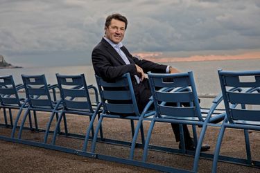Christian Estrosi, maire de Nice et nouveau président de la région Paca, sur la promenade des Anglais, le 14 décembre.