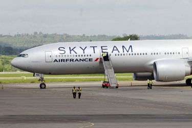 Un avion d'Air France, en provenance de l'île Maurice et à destination de l'aéroport Charles-de-Gaulle à Paris, a fait un atterrissage d'urgence dans la nuit de samedi à dimanche à Mombasa, au Kenya, après la découverte d'un colis suspect à bord.