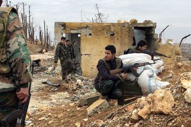 Soldats de l'armée syrienne en patrouille à l'ouest de la ville, sur le front qui borde la province d'Idlib