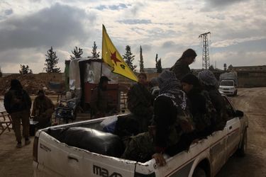 Des volontaires féminines du YPG font une halte à un check-point en lisière du quartier de Cheick Maqsoud 