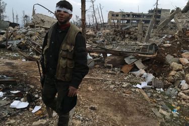 Yacoub Moussa, jeune officier de l'armée syrienne, a été blessé par un tir de mortier deux jours auparavant