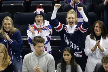 Bella et Gigi Hadid supportent les Rangers au Madison Square Garden