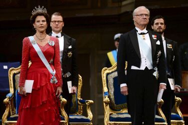 Dans le même temps, la famille de Suède a remis les Nobels lors d&#039;un cérémonie à Stockholm (Sur la photo : le roi Carl Gustaf, la reine Silvia, le prince Daniel et le prince Carl Philip)