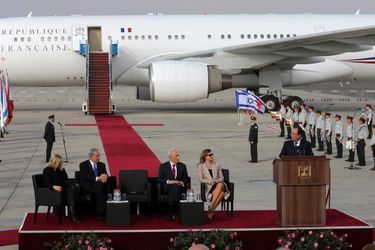 Dimanche 17 novembre, en fi n de matinée. François Hollande prononce un discours à son arrivée à l’aéroport Ben-Gourion de Tel-Aviv. Assis : Sarah et Benyamin Netanyahou, Shimon Peres et Valérie Trierweiler.