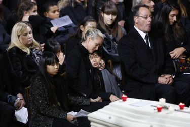 Jean Reno aux côtés de Laeticia Hallyday, Jade et Joy lors des obsèques de Johnny Hallyday, à l'église de la Madeleine. 