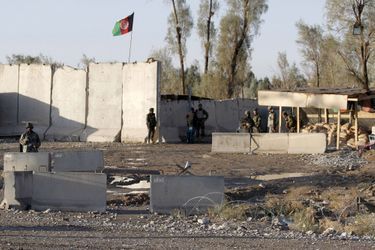 Des forces de sécurité afghane photographiées ce mercredi devant l'entrée de la base de Kandahar.