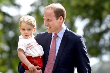 Le prince William avec son fils le prince George à Sandringham, le 5 juillet 2015 