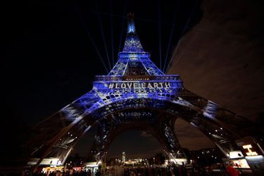 La tour Eiffel, éclairée à &quot;l&#039;énergie mutuelle&quot;. 