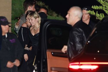 Miley Cyrus sort au restaurant Nobu à Los Angeles avec son petit ami Cody Simpson et des amis, le 11 décembre 2019