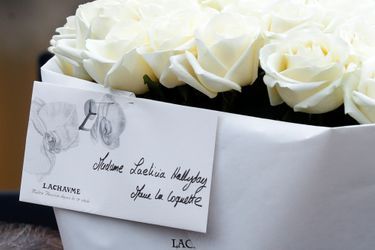 De nombreux fans ont déposé des fleurs pour Laeticia Hallyday.