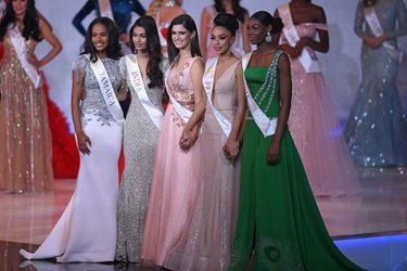Toni-Ann Singh (Jamaïque), Suman Ratan Singh Rao (Inde), Elis Coelho (Brésil), Ophély Mézino (France) et Nyekachi Douglas (Nigéria) lors de l'élection de Miss Monde le 14 décembre 2019 Londres