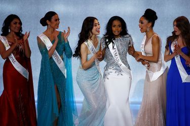 Ophély Mézino (à droite) lors de l'élection de Miss Monde le 14 décembre 2019 Londres