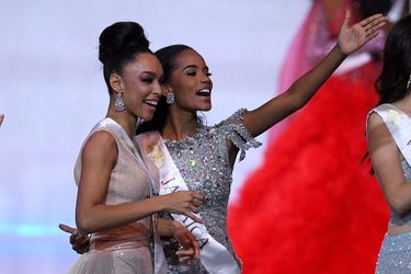 Ophély Mézino et Toni-Ann Singh (Miss Jamaïque élue Miss Monde) lors de l'élection de Miss Monde le 14 décembre 2019 Londres